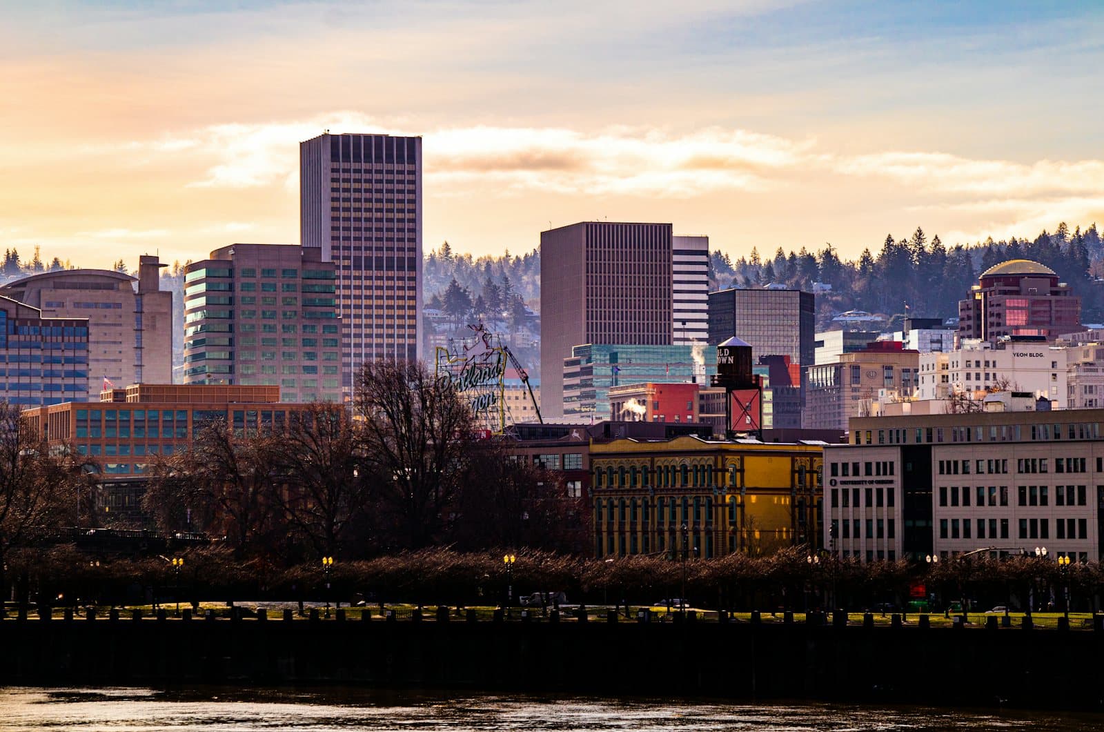 Trung tâm Portland bên bờ sông lúc trời vừa sáng, mây hồng phía chân trời