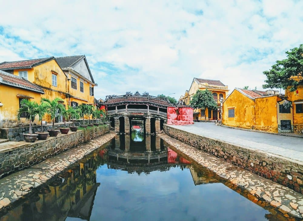 Chùa Cầu ở Hội An in bóng xuống con kênh dưới trời xanh
