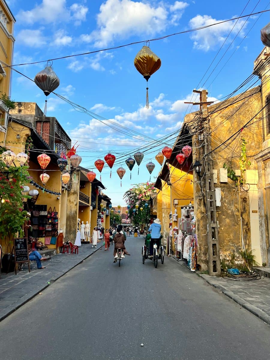 Con phố Hội An với nhà vàng hai bên và dây đèn lồng giăng ngang trời